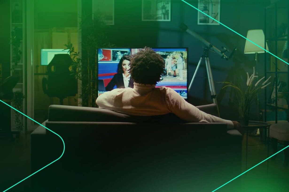 Pessoa assistindo TV com a ULTRA4K