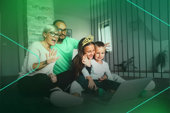 Família assistindo conteúdo com a ULTRA4K